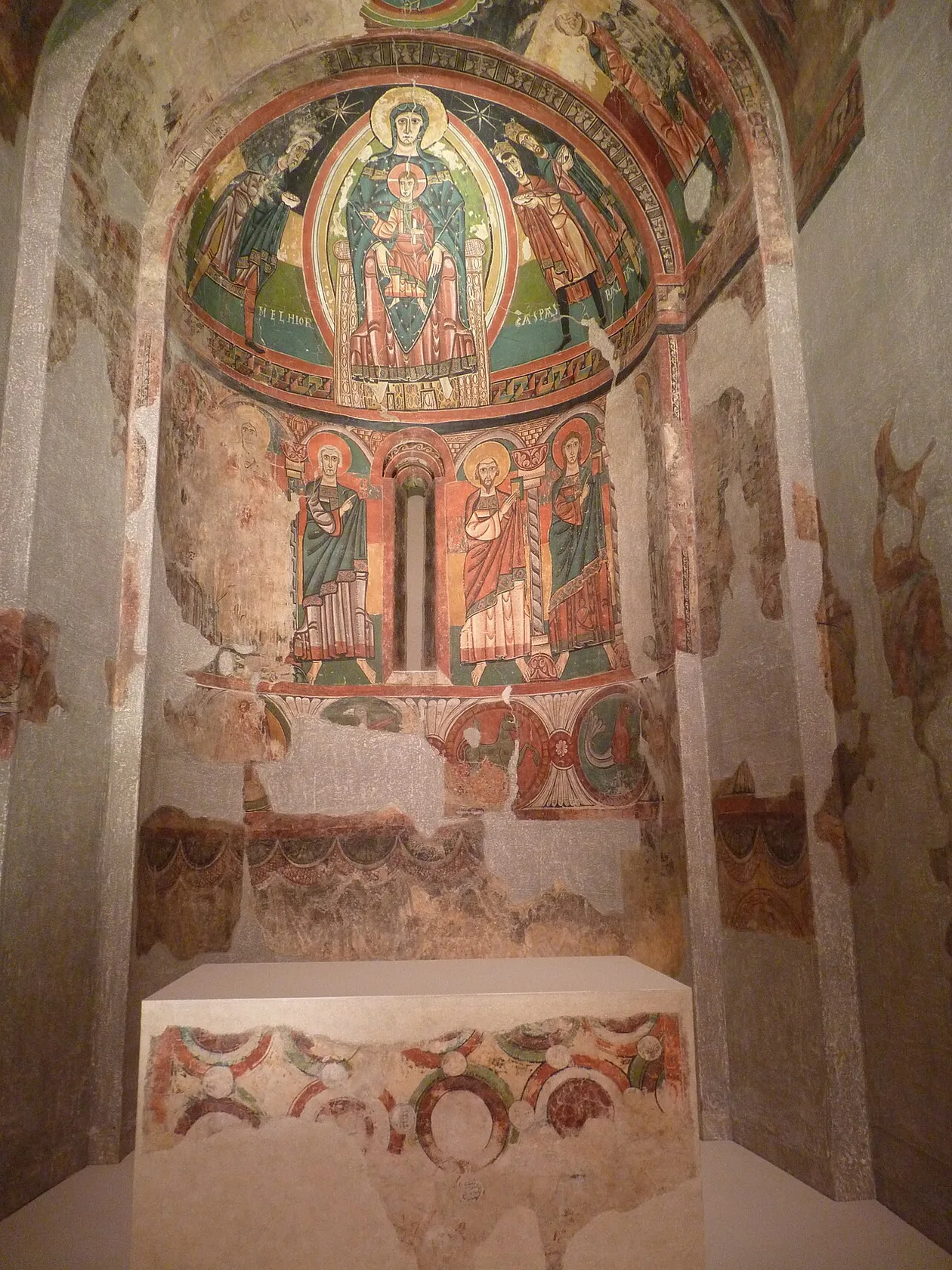 Romanesque apse of Santa Maria de Taüll as installed at MNAC, Virgin and Child in the semi-dome