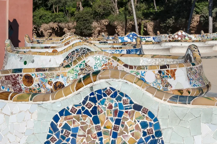 Park Güell — serpentine bench with trencadís mosaics