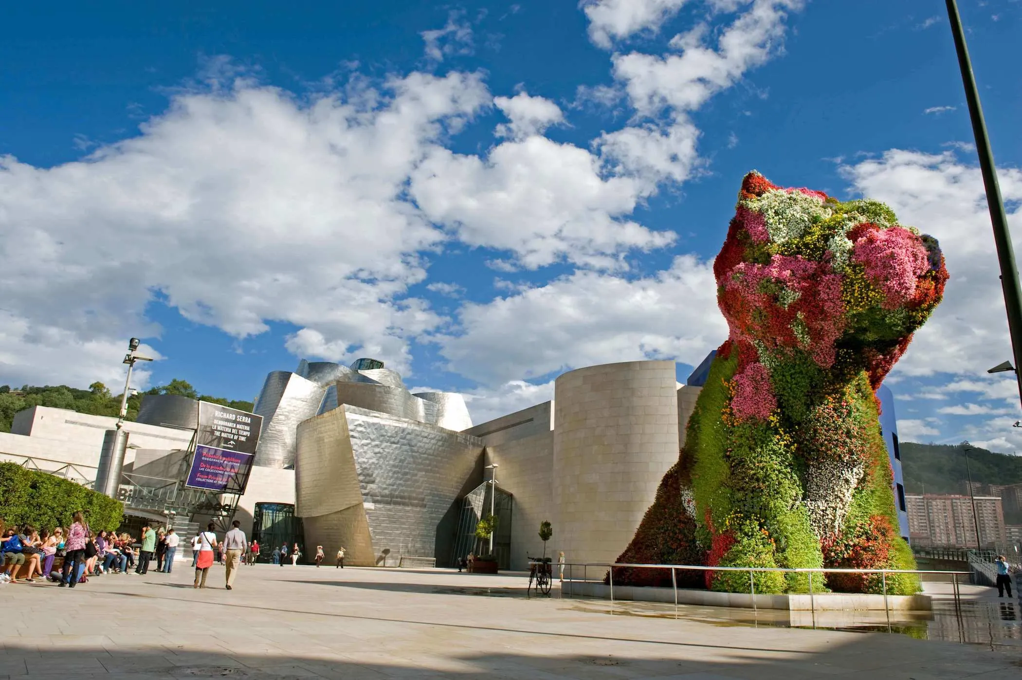Jeff Koons — Puppy, 1992, Guggenheim Bilbao exterior