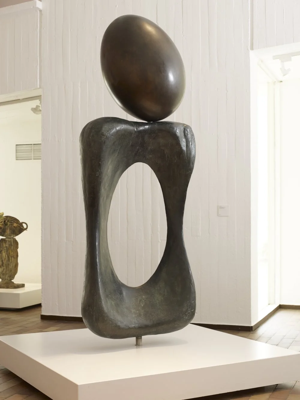 Joan Miró — Woman, 1970, bronze, 310 × 65 × 50 cm. Posthumous copy 1997, cast by Bonvicini foundry, Verona. Fundació Joan Miró, Barcelona. Image © Fundació Joan Miró.