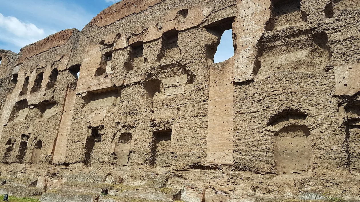 The natatio wall of the Baths of Caracalla with two superimposed rows of statue niches