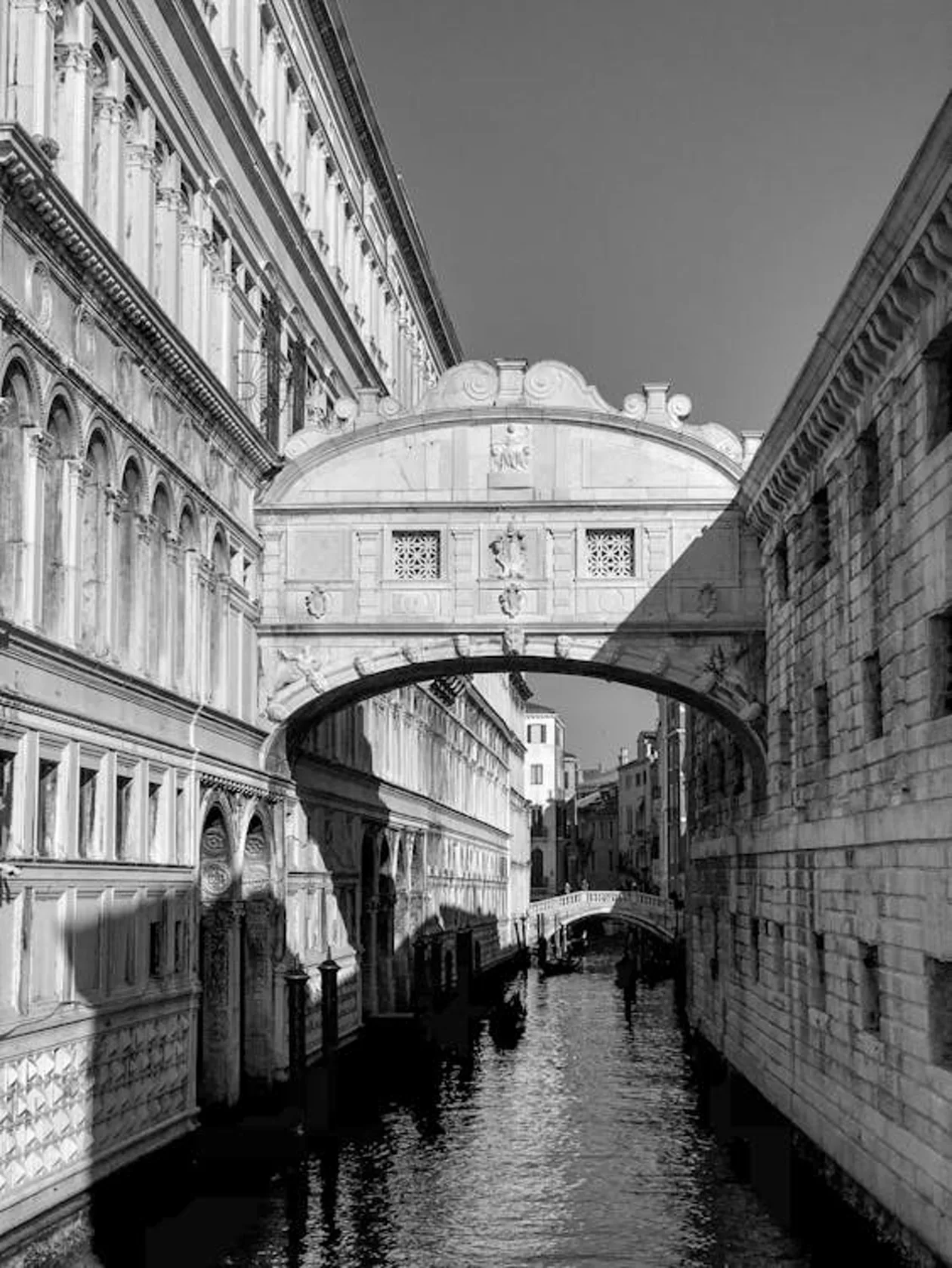 Bridge of Sighs in black and white — enclosed stone arch bridge spanning the Rio di Palazzo in Venice